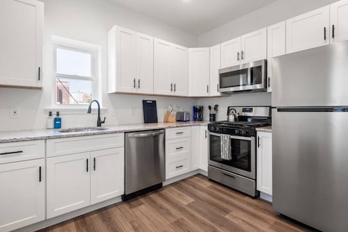 130/Apt 1 · Chic 1 BR Beach Block & Orange Loop Bars/Dining