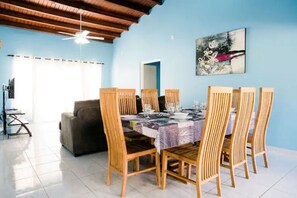 Dining - Beautiful & spacious villa with private pool, just  3 minutes from Eagle Beach (Noord)