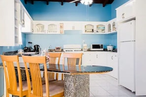 Frigorifero, microonde, forno, piano cottura