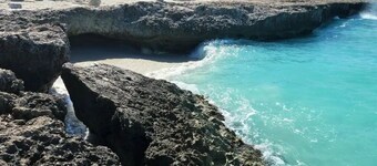 Beautiful & spacious villa with private pool, just  3 minutes from Eagle Beach