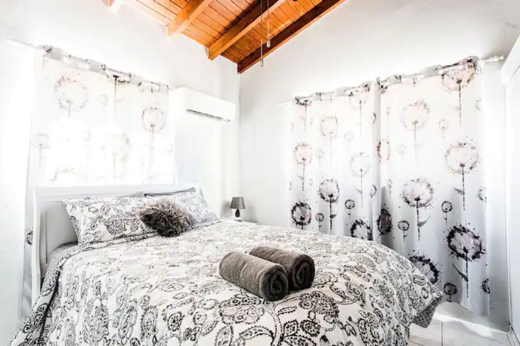 3 soveværelser, pengeskab på værelset, skrivebord, strygejern/strygebræt