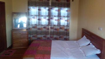 2 habitaciones, escritorio y tabla de planchar con plancha