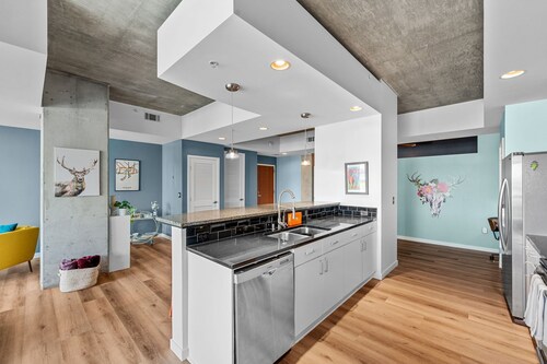 Executive Downtown Denver Condo - Amazing Views - Gym - Dog Friendly