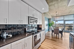 Geladeira, micro-ondas, fogão, cooktop