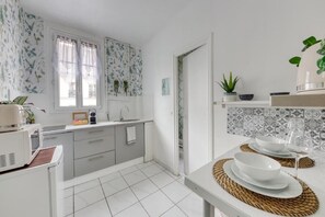 Een koelkast, een microgolfoven, een oven, een kookplaat