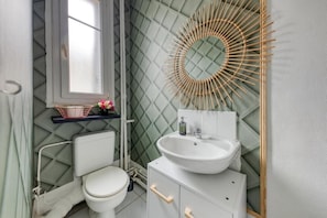 Een douche, handdoeken, zeep, shampoo