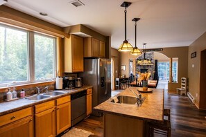 Fridge, microwave, oven, stovetop - Cozy Adirondack Lodge in Lake George (Lake George)