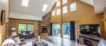 Cozy Adirondack Lodge in Lake George