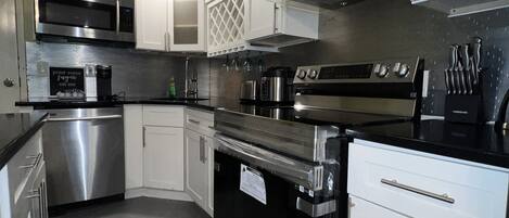 ثلاجة، ميكروويف، فرن، موقد طهي مسطح