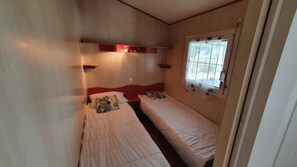 3 bedrooms, travel crib, free WiFi, wheelchair access - Large, quiet property (Yviers)