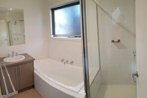 Bathroom - Venus Haven - Beach 1, Linen, WI-FI, Netflix (Venus Bay)