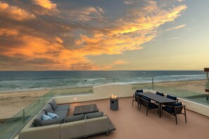 Outdoor dining - Newly Renovated Oceanfront 8BD/2 Houses w/ AC, Hot Tub, Firepit, & Huge Rooftop Deck! (San Diego)