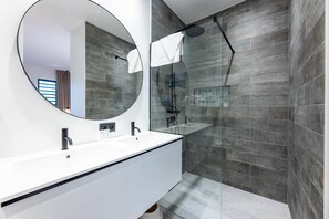Shower, hair dryer, towels
