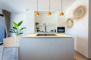 Geladeira, micro-ondas, fogão, cooktop