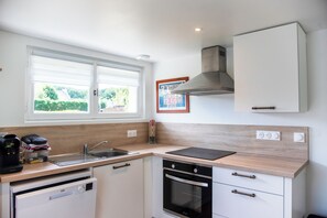 Réfrigérateur, four à micro-ondes, un four, surface de cuisson