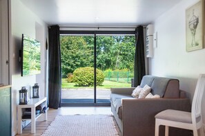 Téléviseur, lecteur de DVD, livres, sélection de films