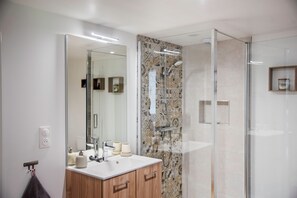 Douche, sèche-cheveux, serviettes fournies, savon