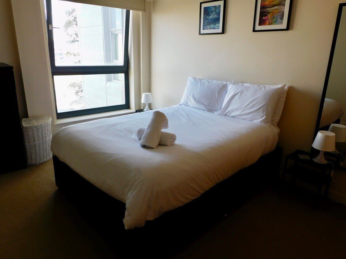 2 bedrooms, desk, iron/ironing board, WiFi