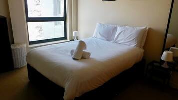 2 bedrooms, desk, iron/ironing board, WiFi