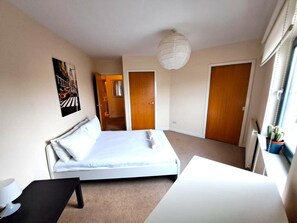 2 Schlafzimmer, Schreibtisch, Bügeleisen/Bügelbrett, WLAN