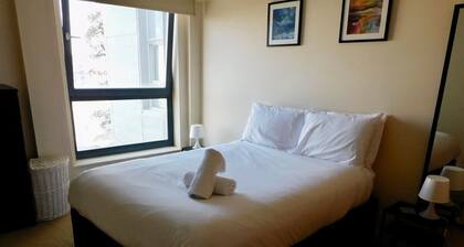 No 2 - Modern 2 Bed Apartment, Close to Gla Airport & M8