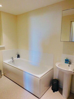 Badewanne, Haartrockner, Handtücher