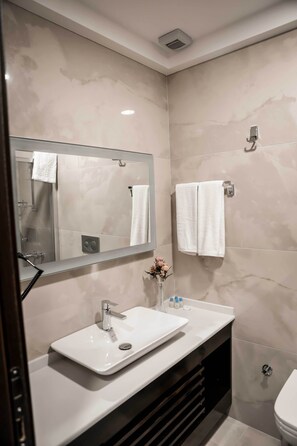 Douche, sèche-cheveux, chaussons, serviettes fournies