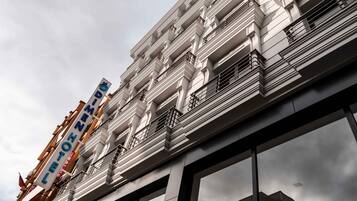 Een kluis op de kamer, een strijkplank/strijkijzer, gratis wifi