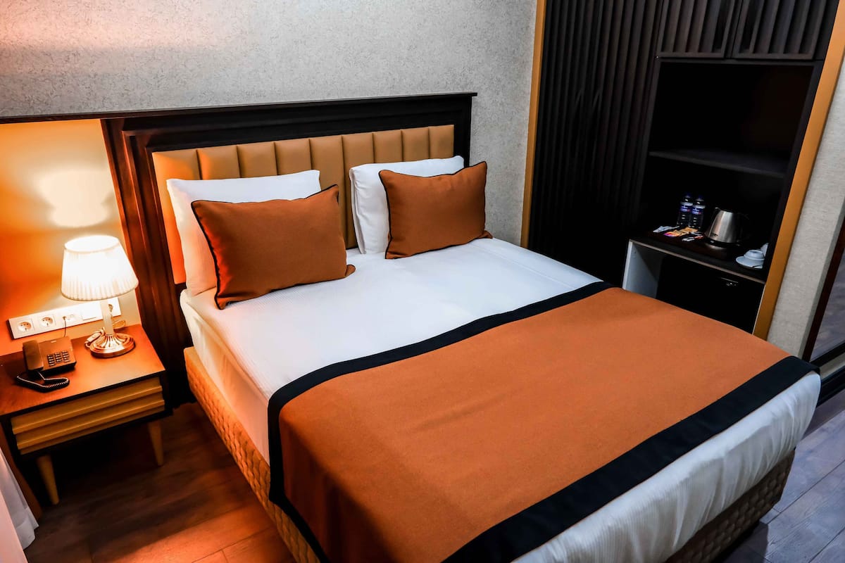Chambre Standard, 1 très grand lit, vue ville