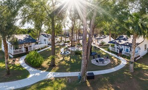 Zona residencial con varias casas, un camino circular central y un pequeño estanque.