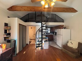 Cabin | Laptop workspace, free WiFi, bed sheets