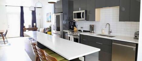 ثلاجة، ميكروويف، فرن، موقد طهي مسطح