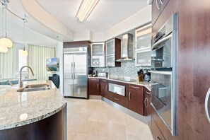 Condo, 3 Bedrooms | Private kitchen