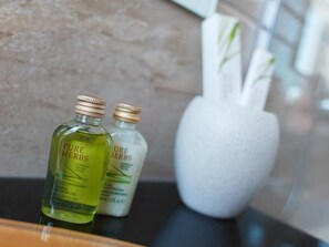 Ducha, cabezal de ducha tipo lluvia, secador de pelo y toallas