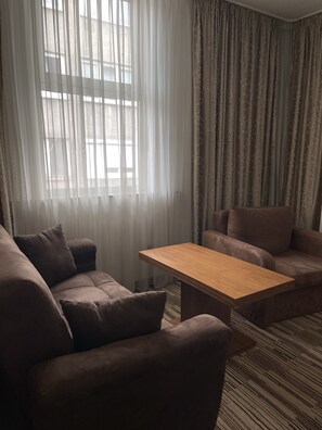 华丽开间 | 起居区 | 32-英寸液晶电视 （配备有线频道）、电视