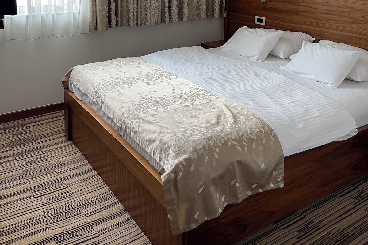 메모리폼 침대, 미니바, 책상, 노트북 작업 공간