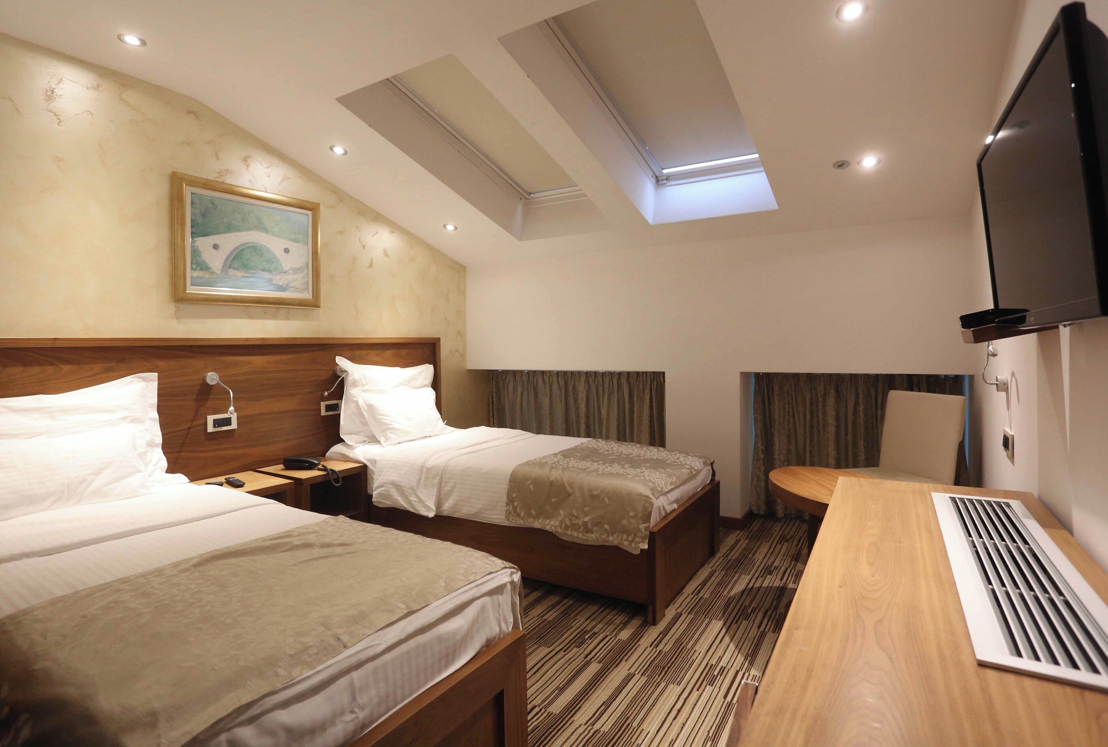 Colchones con efecto memoria, minibar y escritorio 