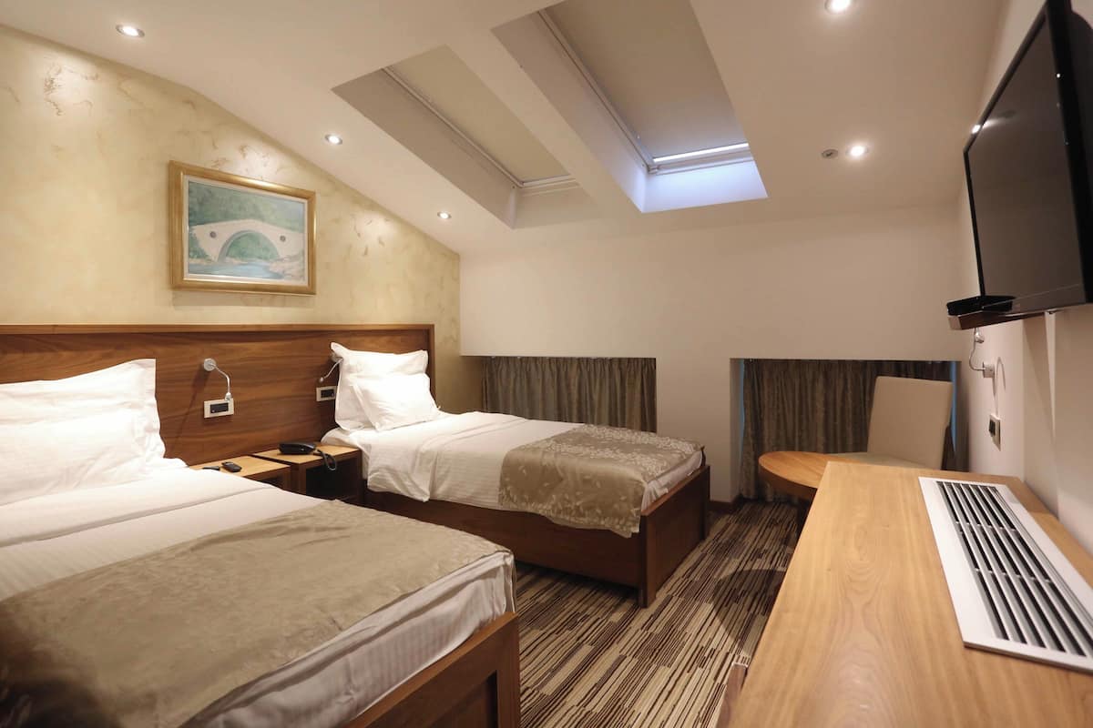 스탠다드 트윈룸 | 메모리폼 침대, 미니바, 책상, 노트북 작업 공간