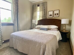 3 bedrooms, free WiFi, bed sheets - Charming Carnegie Cottage 15 Minutes from Airport & Downtown (Carnegie)