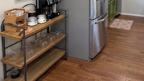 Una cocina con un refrigerador de acero inoxidable, una cafetera y un mapa del Lago Tenkiller en la pared.