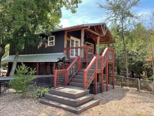 The Little Lake Shack- Pet Friendly Treehouse Cabin