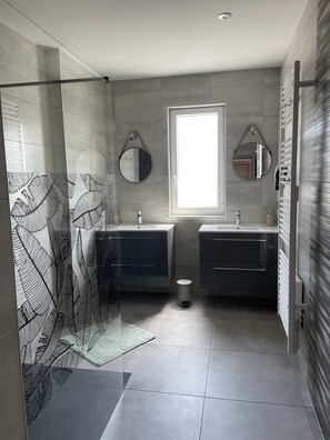 Shower, hair dryer, towels, soap - Gîte near Parc Animalier de Ste Croix (Rhodes)