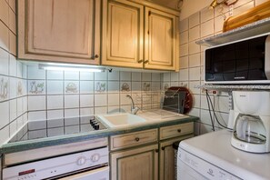 Frigorífico, microondas, horno y lavavajillas