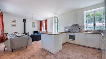 Een koelkast, een microgolfoven, een oven, een vaatwasser