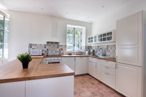 Fridge, microwave, oven, dishwasher - L'Annexe du Manoir - Vue mer (Taule)