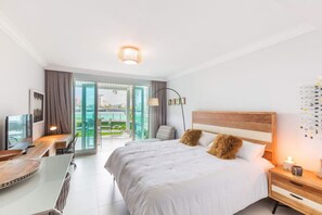 Bureau, fer et planche à repasser, lit parapluie, Wi-Fi