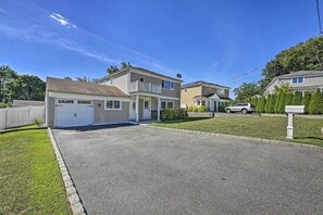 A residential street with houses, a driveway, and a mailbox. - Glen Cove Home: Walk to Boardwalk + Dining! (Glen Cove)