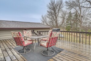 Outdoor dining - < 3 Mi to Lake Sakakawea! Hunting & Fishing Lodge (Pick City)