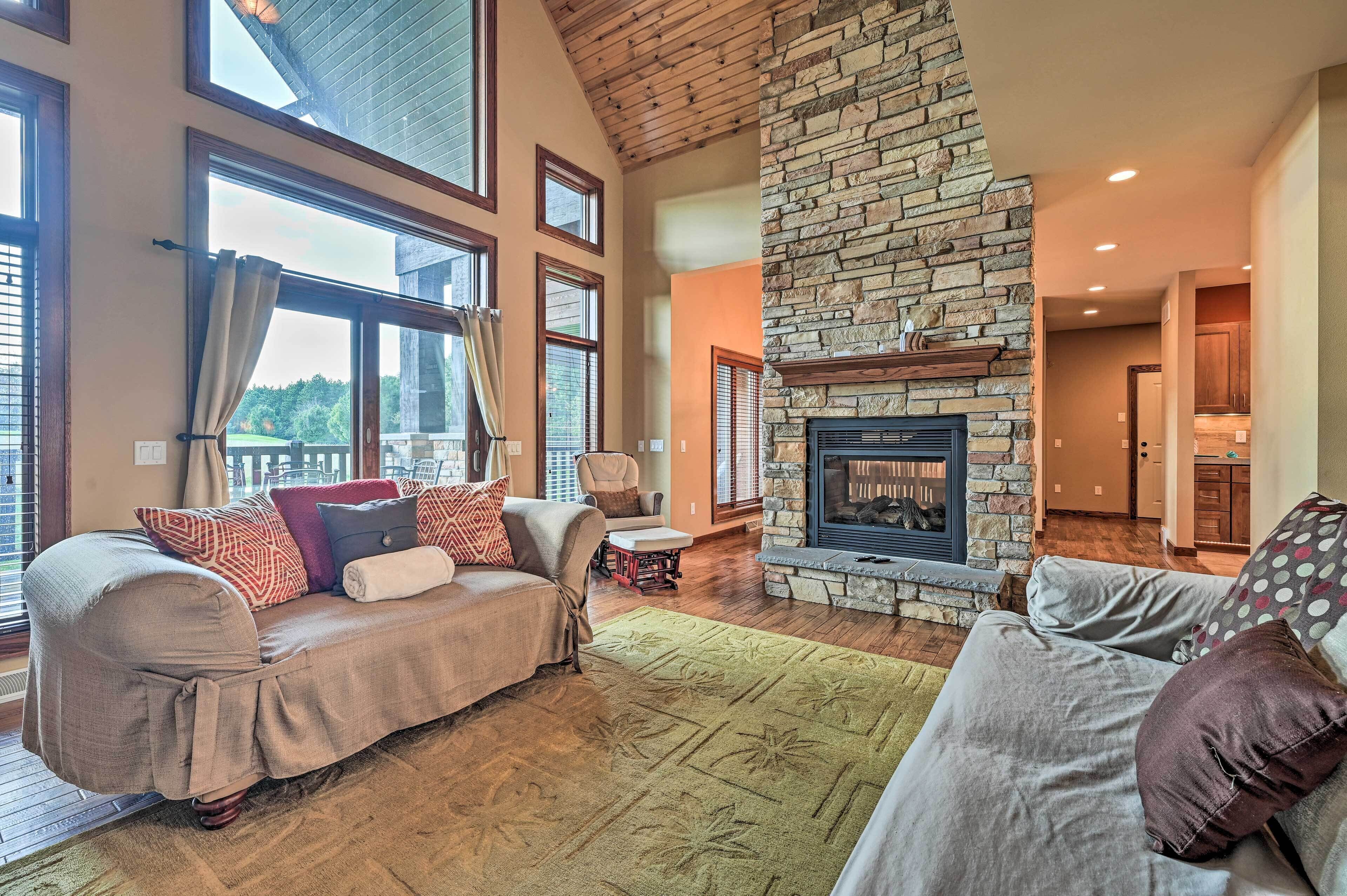 Northern Bay Resort Home - Half-Mi to Lake!