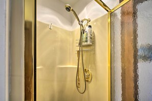 Secador de cabelo, toalhas de banho